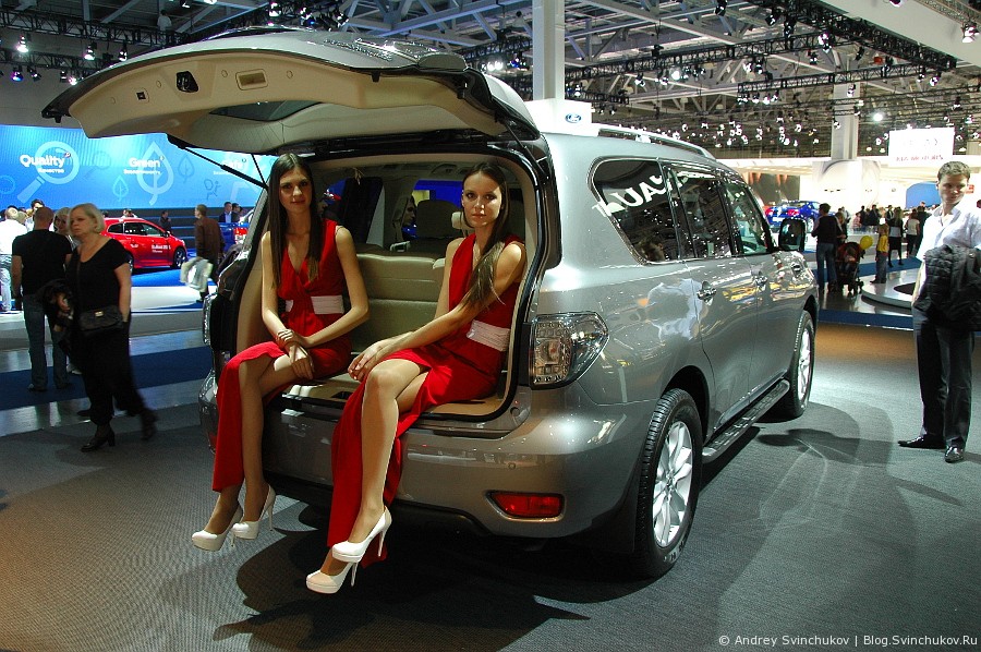 Девушки на Московском международном автомобильном салоне
