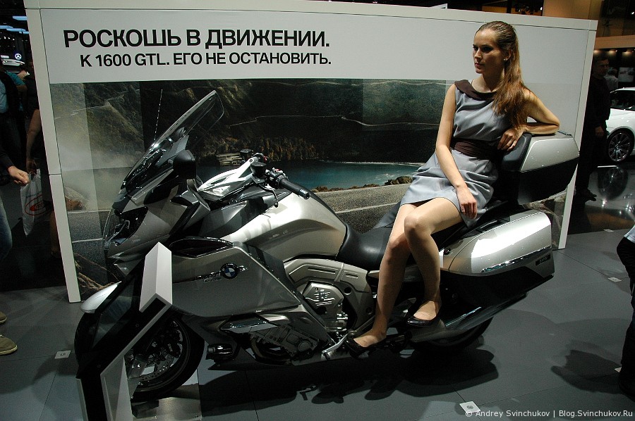 Девушки на Московском международном автомобильном салоне