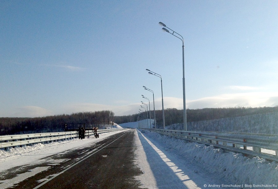 Мост на Большой Уссурийский остров зимой