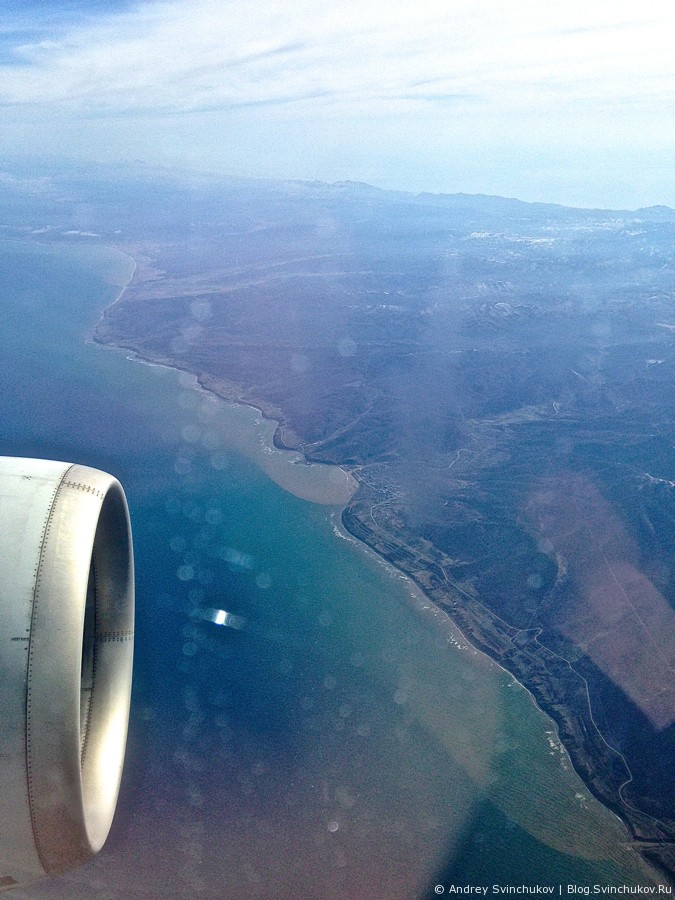 Самолеты в аэропорту Хабаровска и остров Сахалин сверху