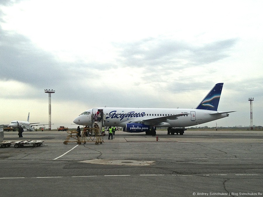 Самолеты в аэропорту Хабаровска и остров Сахалин сверху