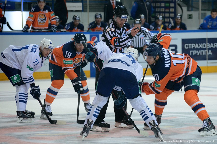 Вчера в Хабаровске состоялся первый матч нового сезона по хоккею с шайбой. Хабаровский "Амур" на своем поле принимал "Адмирал" из Владивостока.