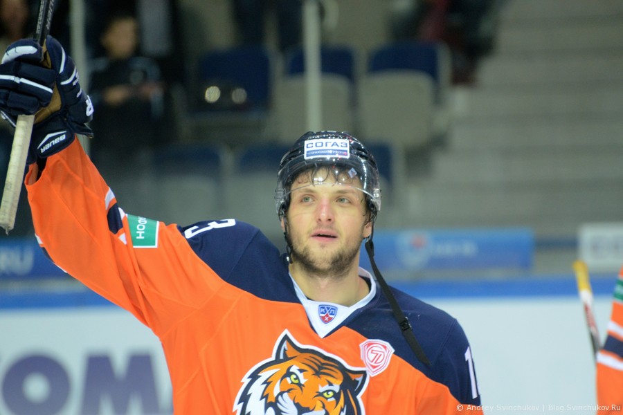 Вчера в Хабаровске состоялся первый матч нового сезона по хоккею с шайбой. Хабаровский "Амур" на своем поле принимал "Адмирал" из Владивостока.