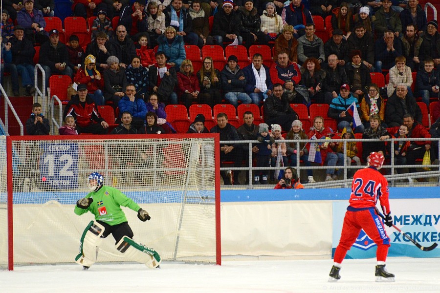 XXXV Чемпионата мира по хоккею с мячом, что завершился на прошлой неделе в Хабаровске, зрители могли увидеть послематчевые пенальти. Я, как обещал, выкладываю фотографии с этого момента в игре "Россия - Швеция"