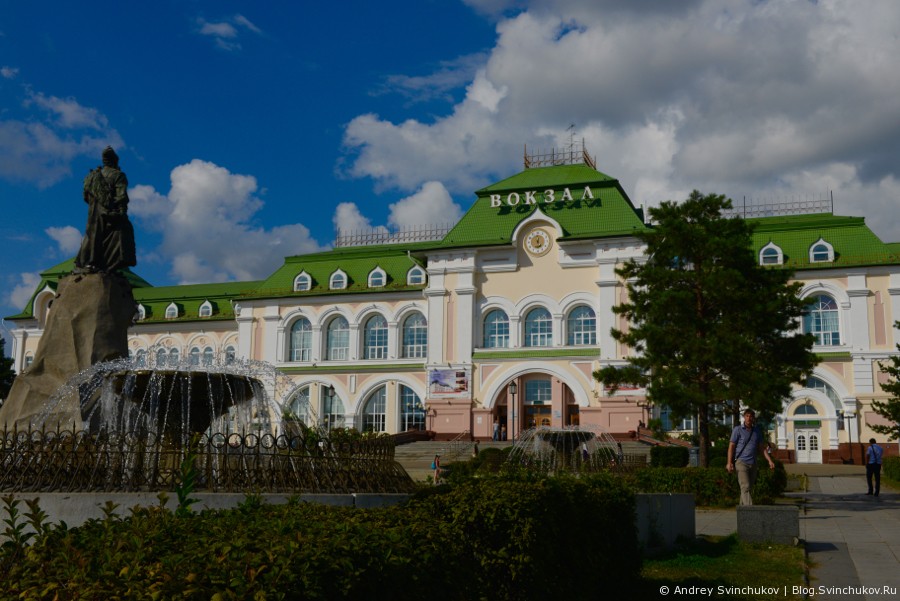 Железнодорожный вокзал и привокзальная площадь в Хабаровске