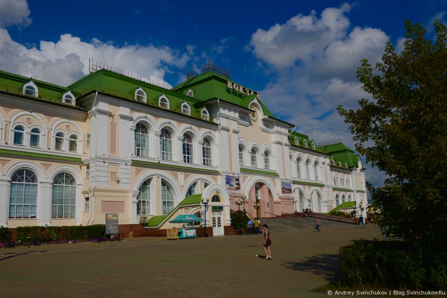 Железнодорожный вокзал и привокзальная площадь в Хабаровске