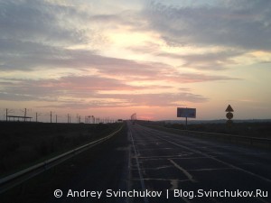 Дорога в восходе и Амурский мост с башни Инфиделя в Хабаровске