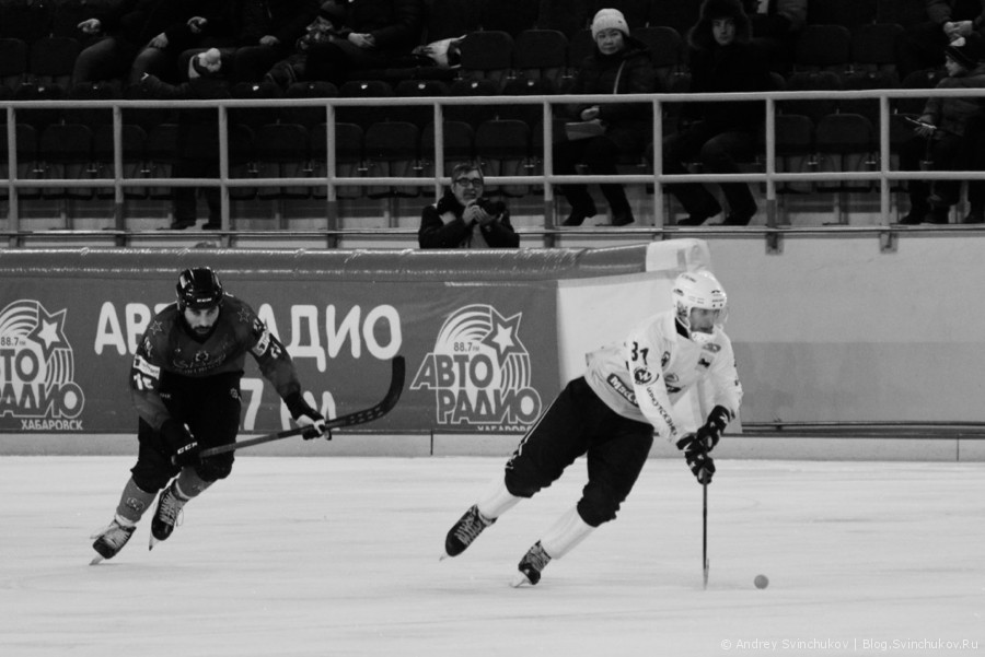 Матч по хоккею с мячом между командами СКА-Нефтяник и Байкал-Энергия