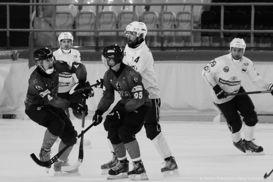 Матч по хоккею с мячом между командами СКА-Нефтяник и Байкал-Энергия