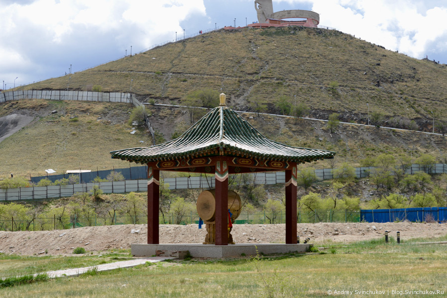 Монголия. Вечерний Улан-Батор и храм